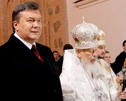 Янукович и Азаров посетили пасхальное богослужение в Лавре