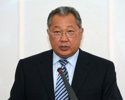 Неизвестные сожгли дом президента Киргизстана