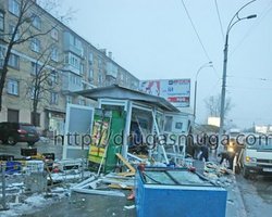 В Киеве джип влетел в киоск. Погибла продавец