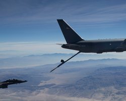 США строят 180 гигантских самолетов-заправщиков: куда летающие крепости полетят через океан