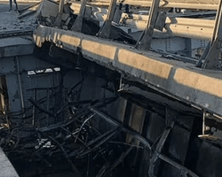 Супутник зафіксував невідомі обʼєкти незадовго до удару по Кримському мосту (фото)