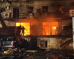 РФ масовано атакувала Дніпро: "Шахеди" влучили у багатоповерхівку та поряд із дитячим садком (відео)