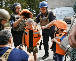 Полиция эвакуирует детей из прифронтовой территории Запорожской области на берегу Днепра (фото)