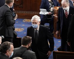 Лидер республиканского большинства в Сенате еще не определился с позицией по импичменту Трампа