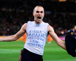 Иньеста посвятил свой гол умершему капитану Испаньола