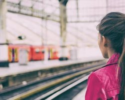 Жінка відсудила сотні тисяч доларів у залізниці, бо чоловіки робили відрижки в її присутності