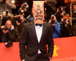 Актер Трансформеров появился на Берлинале с пакетом на голове