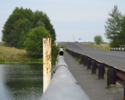 Оставили только понтоны: ВСУ взорвали третий мост через Сейм в Курской области (фото)