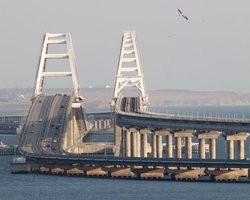 "Пробивают проход": Крымский мост атакуют морские дроны, – роспаблики