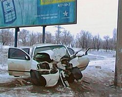 В Луганске автомобиль врезался в столб: все пассажиры погибли