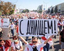"С Днищем!". Как белорусы поздравляли Лукашенко во время акции протеста
