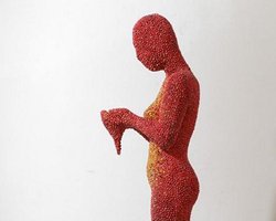 Художник создал скульптуру из 20 тыс. божьих коровок