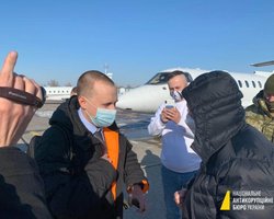 У Борисполі посадили літак з топ-фігурантом справи ПриватБанку, який намагався втекти з країни