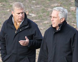 На коленях у женщин: как бывший принц Эндрю и Сара Фергюсон засветились в новых файлах Эпштейна (фото)