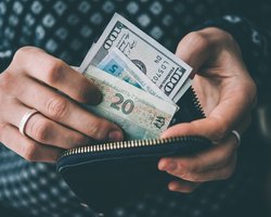 НБУ оновив курс валют: скільки коштують долар та євро