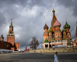 Зеленський дозволив провести парад у Москві та виключив Червону площу з "цілей" ЗСУ, — указ