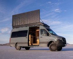 Mercedes Sprinter перетворили на креативний автодім у психоделічному стилі (відео)