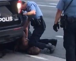 Жена полицейского, из-за которого погиб Джордж Флойд, подала на развод