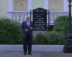 Перед фотосессией Трампа у церкви полиция оттеснила от нее священников