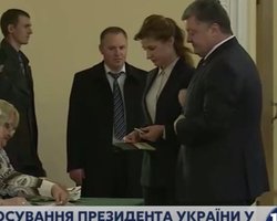 Порошенко проголосовал на выборах и призвал украинцев сделать то же самое