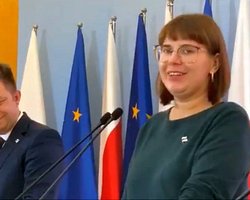 Доверенное лицо Тихановской Ольга Ковалькова покинула Беларусь с маской на голове