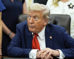 Компрессионные носки, проблемы со слухом и много аспирина: СМИ раскрыли состояние здоровья Трампа