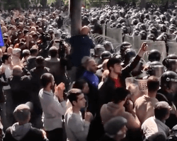 Протестующие в Ереване дали время до полуночи для добровольной отставки Пашиняна