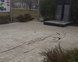 В Энергодаре оккупанты разрушают памятник героям Украины и сжигают флаги (фото)