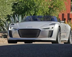 Появились первые фотографии гибридного родстера Audi