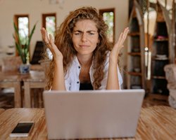 Больше никаких "скинь на карту". Для чего в Украине планируют ограничить карточные переводы