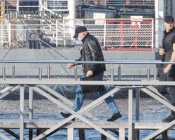 Опознать мешает маска: росСМИ пишут, что Пригожина заметили в Петербурге (фото)