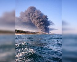 Удари по Туапсе і скарги росіян: влада РФ визнала ураження об'єктів, які горять у порту (відео)