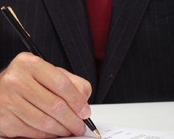 У министра труда материальная помощь выше зарплаты