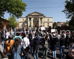 Бархатная революция в Армении: демонстранты взяли в осаду резиденцию премьера
