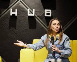 Нардеп Загоруйко играла в "три в ряд" во время встречи с главой НАБУ (видео)