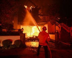 Сын Дональда Трампа обвинил Украину в пожарах в Калифорнии, Илон Маск его поддержал