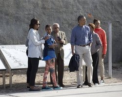 Обама посетил тюрьму, в которой Мандела провел 18 лет