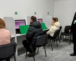 У Тернопільській області чоловік прийшов складати теорію з ПДР зі "шпигунським набором"