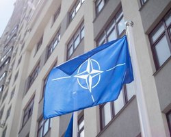 "Будет действовать осторожно": НАТО проведет заседание с консультациями для Польши, — Reuters