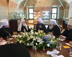 На территории Софийского собора проходит первое заседание Синода ПЦУ