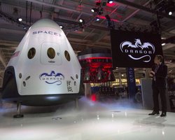 В SpaceX рассказали подробности планируемого туристического полета к Луне