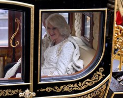 Коронационное платье королевы Камиллы появится на выставке в Букингемском дворце