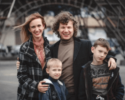 Были вместе 18 лет: мобилизованный певец развелся с женой (фото)