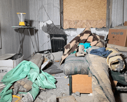 "Буде холодно": як мешканці постраждалого від удару будинку в Херсоні готуються до зими (фото)