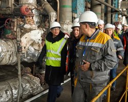 Еврокомиссар Марта Кос посетила поврежденную обстрелами ТЭС ДТЭК