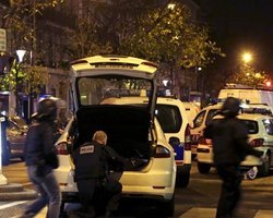 Парижане проводят акцию солидарности #PorteOuverte ("Открытая дверь")