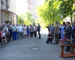 Квартиры с секретом. Где Зеленский за 4 дня нашел жилье пострадавшим от взрыва в Киеве