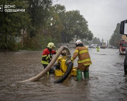 "Последовательно и справедливо": Зеленский пообещал разобраться, почему в Одессе от ливня погибли люди (видео)