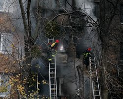 Ракета потрапила у балкон: мешканці п'ятиповерхівки у Києві розповіли про обстріл