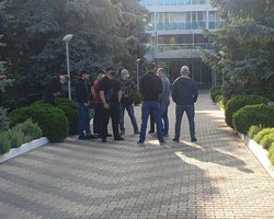 С чехлами от помповых ружей и под наблюдением Нацкорпуса. В Одессе началась подготовка к съезду ОПЗЖ